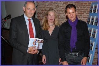 Job Cohen neemt het eerste boek van Het Boekenschap in ontvangst.