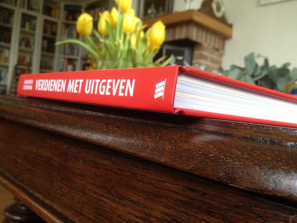 verdienen met uitgeven boek tafel