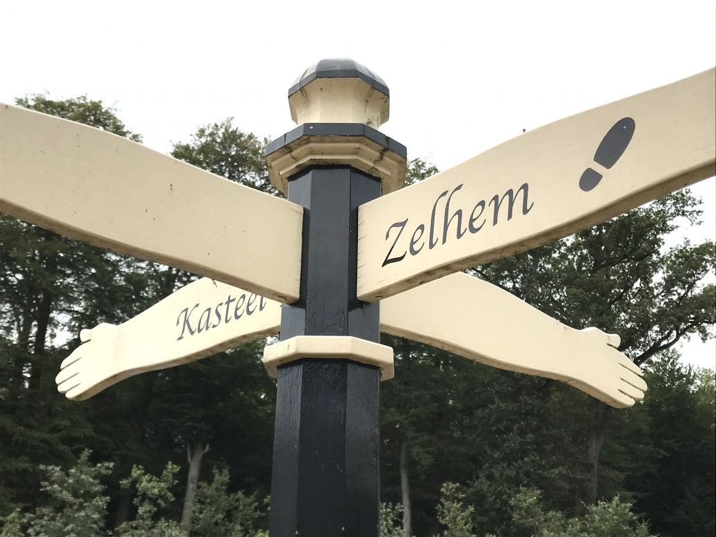 Kasteel Slangeburg-het boekenschap-handwijzer Kasteel Slangeburg-het boekenschap-handwijzer